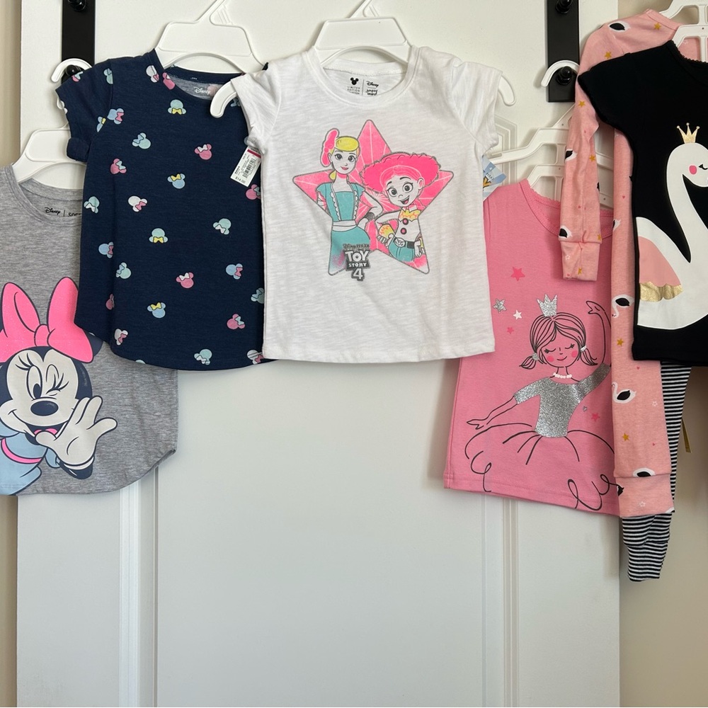 Girls size 3T new with tags clothes.